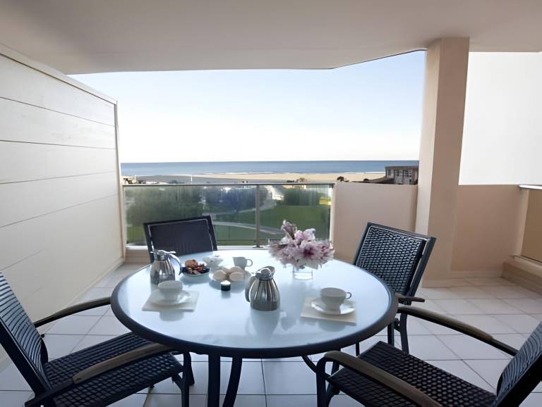 Serviced apartment with garden, pool & patio — photo 5