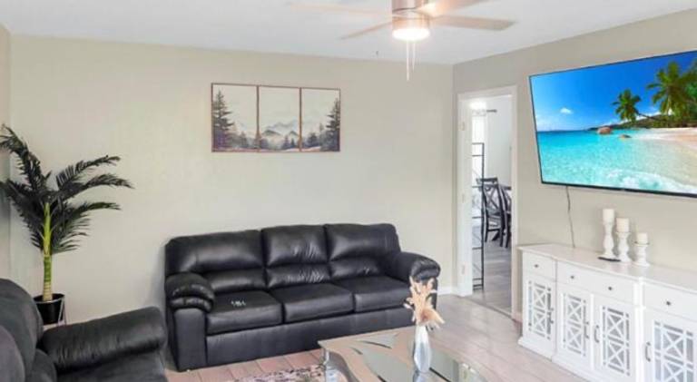Vacation home with private pool, barbecue & garden — photo 2