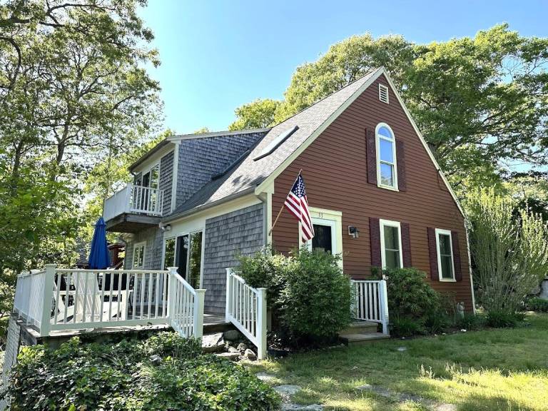 Charming Cape Cod home near Long Pond offers a quintessential vacation experience. in Massa