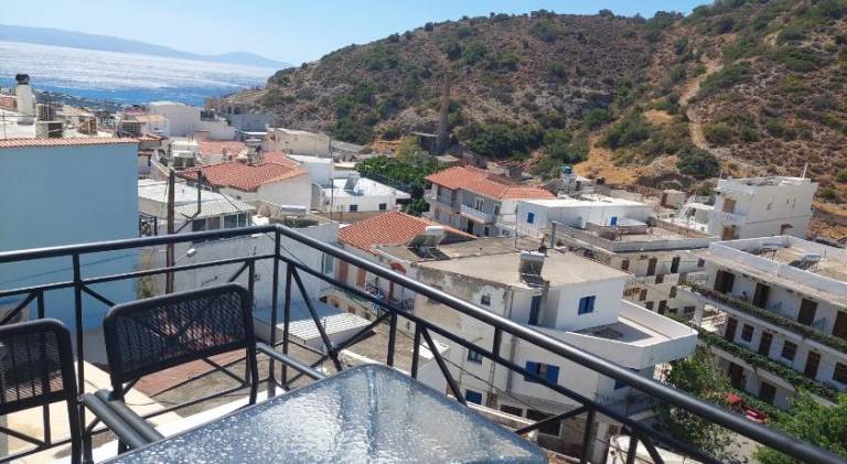Rental apartment with patio in Rethymno