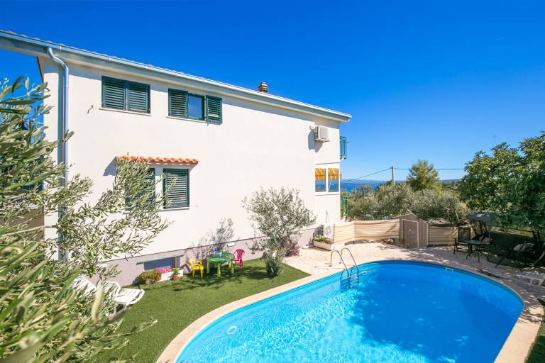 Comfortable and spacious apartment with terrace and sea view Kaštel Novi, Kaštela (A-22569-a) in Trogir