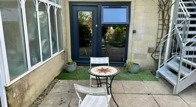 The Retreat, luxury studio apartment in Bath with parking — photo 4