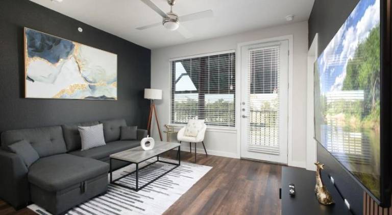 Stylish 2BR w Pool, Gym, Prking-Near Rvrwalk & Dome in San Antonio, TX
