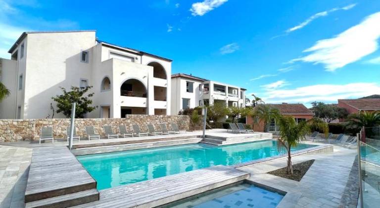Serviced apartment with hot tub, patio & pool — photo 2