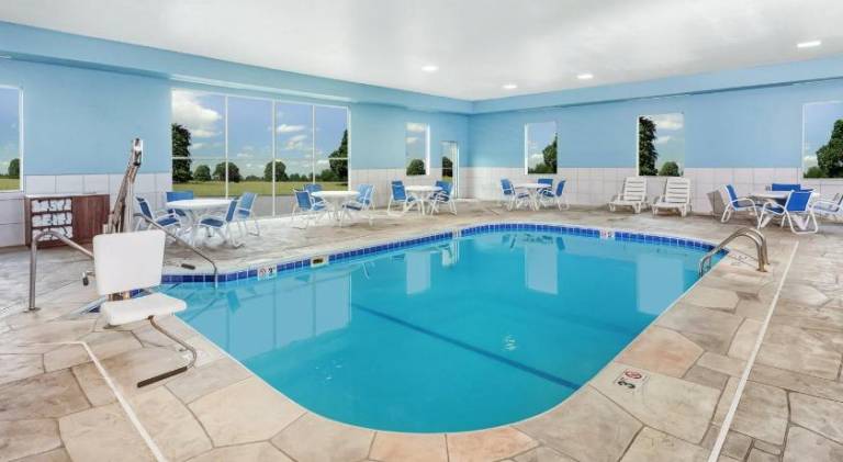 Holiday Inn Express Hotel & Suites Bloomington-Normal University Area By IHG — photo 4