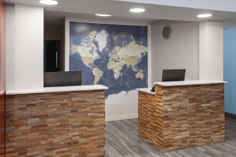 Days Inn by Wyndham Waukegan — photo 3