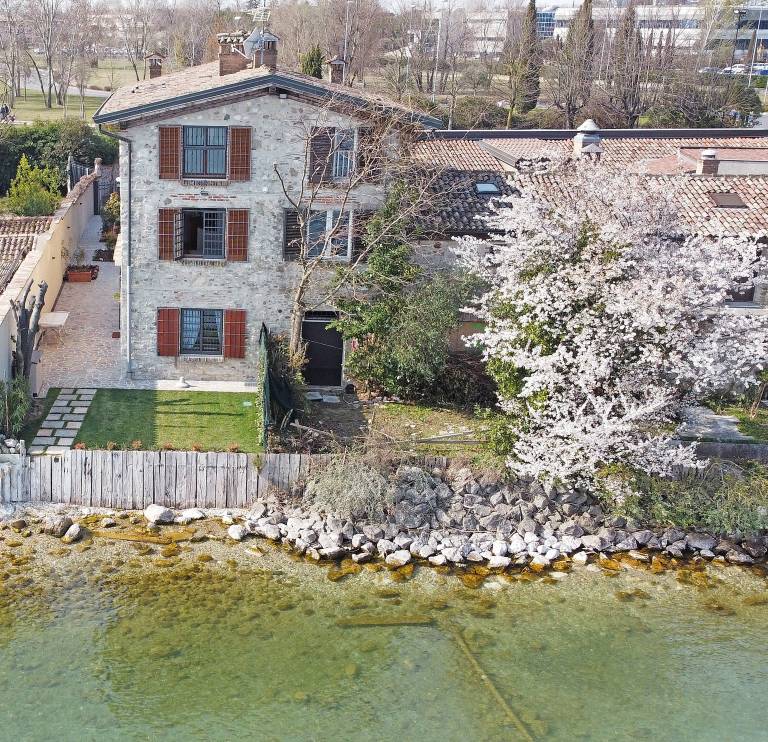 Villa "L'antica Lugana" with lake view, balconies, and Wi-Fi in Pozzolengo