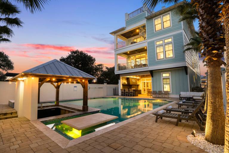 Vacation home with yard, terrace & private pool | Water view — photo 3