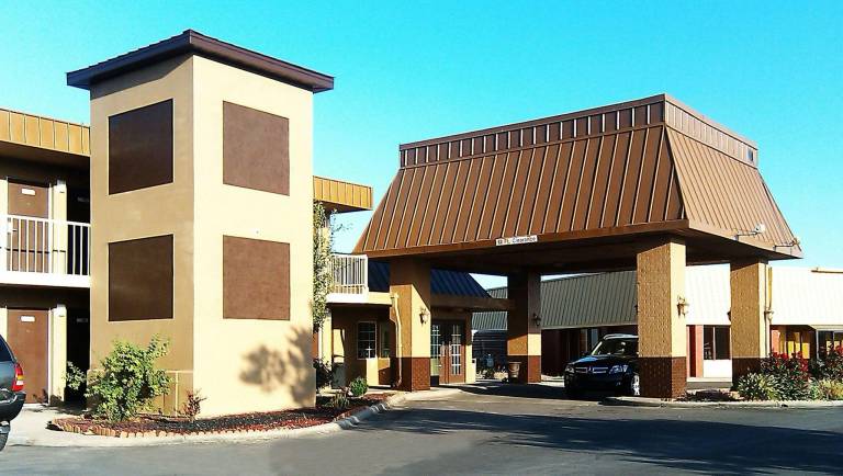 Magnuson Hotel Red Baron — photo 2