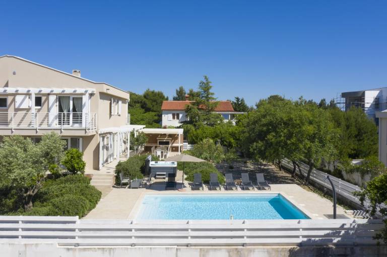 Villa with jacuzzi, patio & grill | Water view — photo 3
