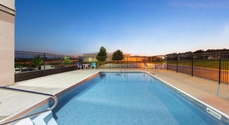 La Quinta Inn & Suites by Wyndham Blue Springs — photo 3