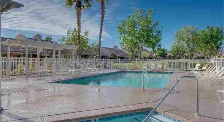 Vacation home with pool & hot tub — photo 4