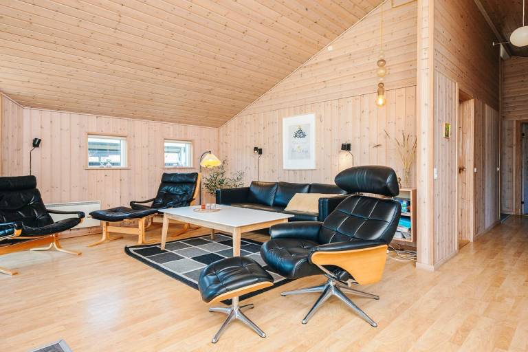 Fully equipped vacation home with yard & terrace | Pets allowed — photo 4