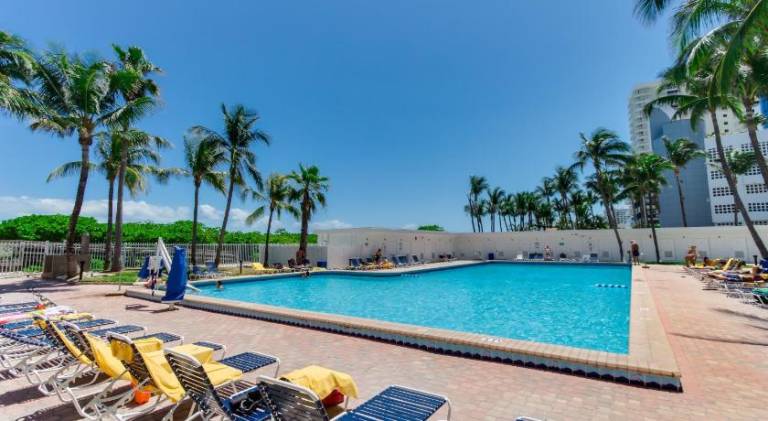 Apartment with pool & terrace — photo 4