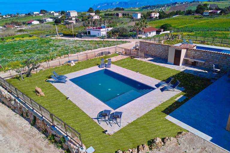 Big villa with private pool, patio & grill | Pets allowed — photo 2