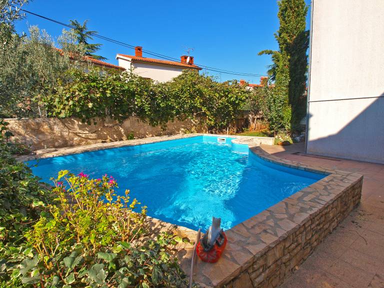 Family-oriented charming rental apartment with pool, patio & barbeque | Dogs allowed — photo 2