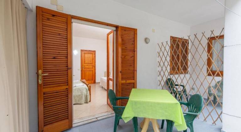 Serviced apartment with patio, garden & pool | Pets are welcome — photo 5