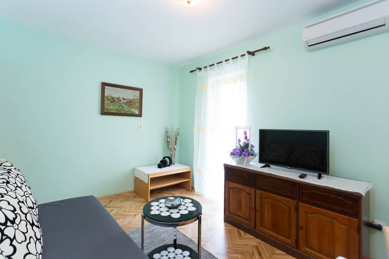 Rental apartment with yard — photo 4