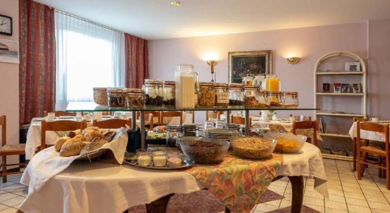 EnjoyHotel garni Korntal Stuttgart b&b Parkplatz Sprinter Penny eTank — photo 2