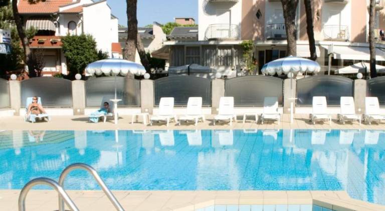 Serviced apartment with patio, pool & garden — photo 3