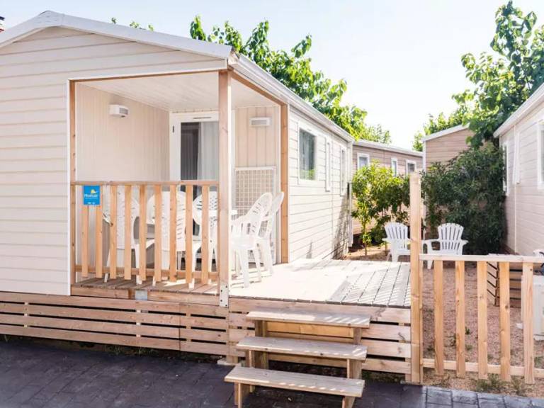 Family-oriented mobile home with pool & terrace | Beach nearby | Pets allowed — photo 4