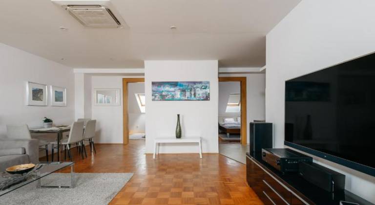ROY 2BR Apt with Prague Castle View, Parking & AC by EasyBNB Premium — photo 2