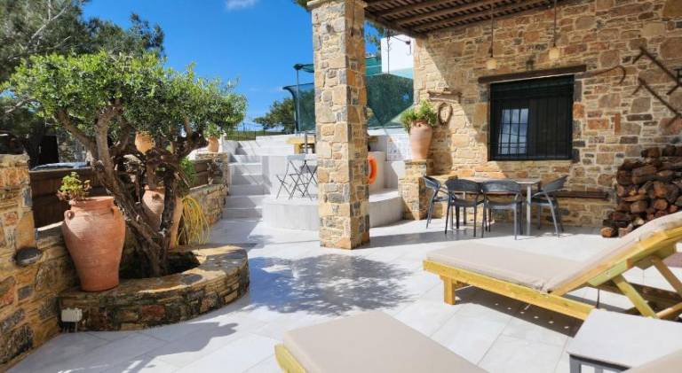 Villa with pool — photo 5