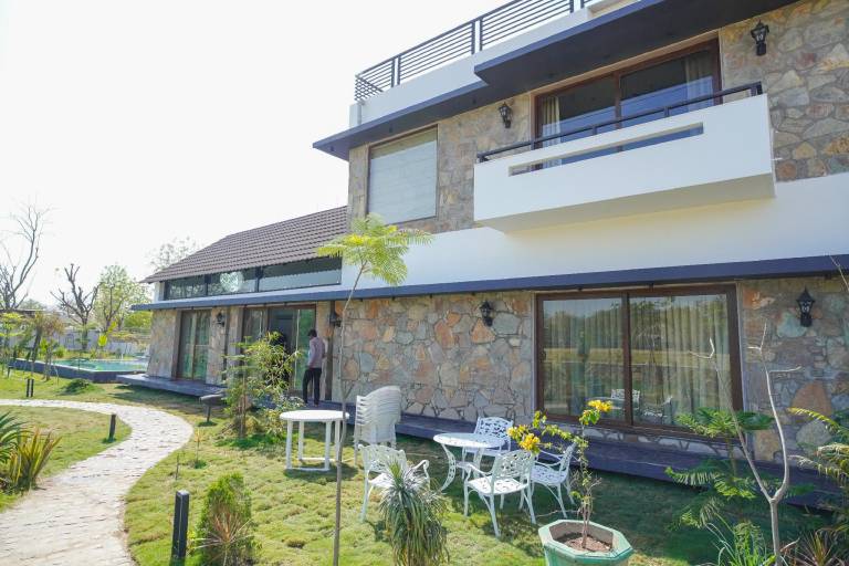 Lovely villa with pool & yard | Suitable for remote work | Pets are welcome — photo 5