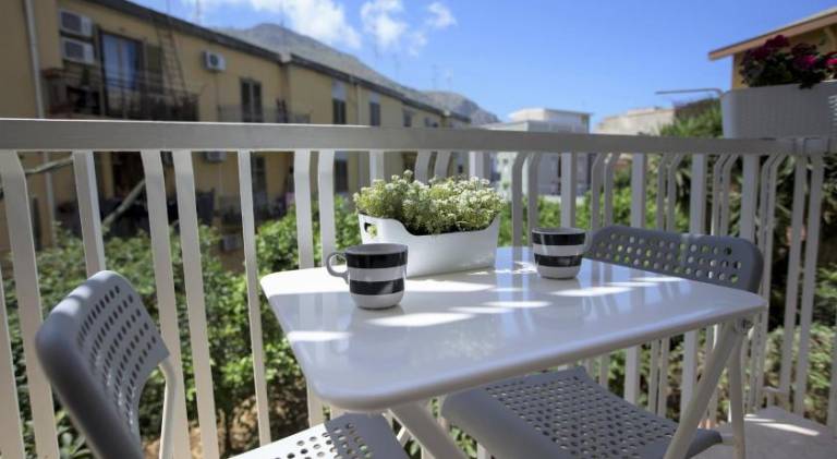 Apartment with yard — photo 2