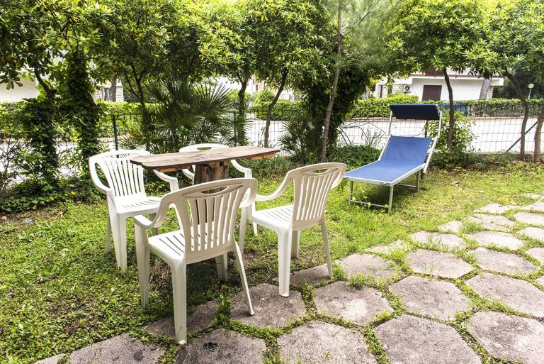 Holiday apartment with yard | Garden view — photo 2