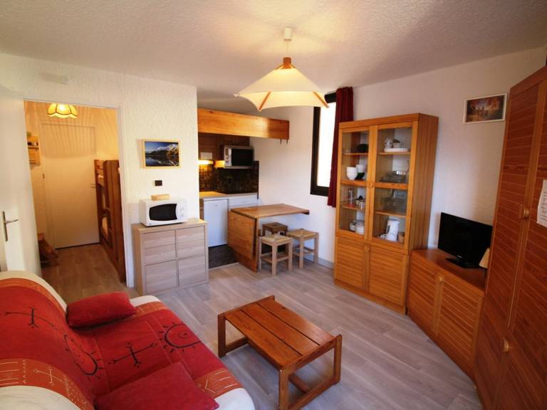 Refurbished studio cabin for 4 at ski slopes, near shops, ESF and sledging — photo 5