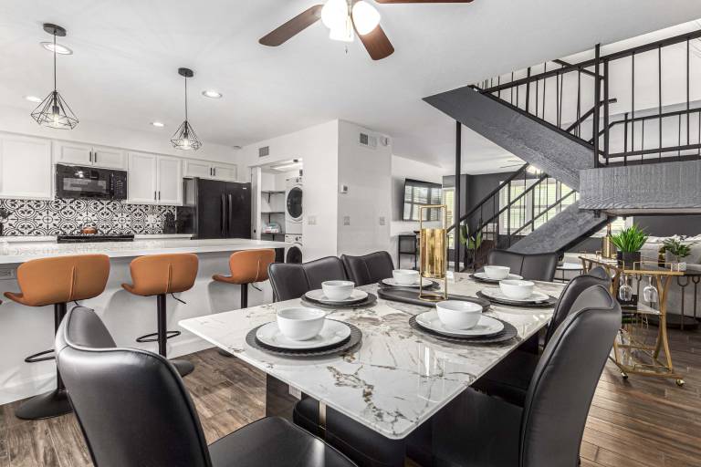 Walk to Old Town & Giants Stadium Unit w Pool