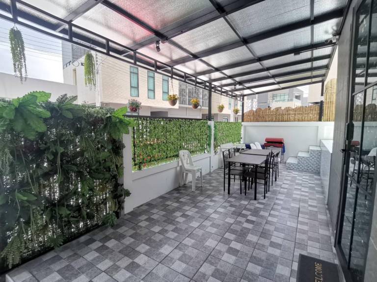 Villa with private pool, BBQ & yard | Perfect for remote work — photo 4