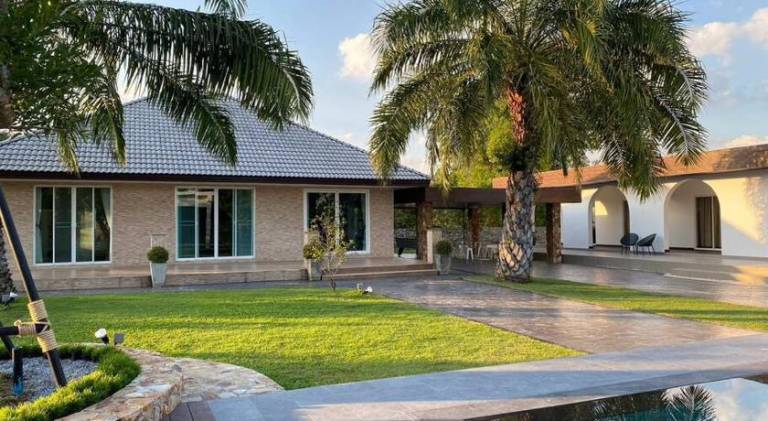Big villa with pool & jacuzzi | Pet-friendly in Sattahip