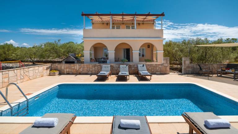 Villa with terrace, garden & private pool | Pets allowed — photo 2