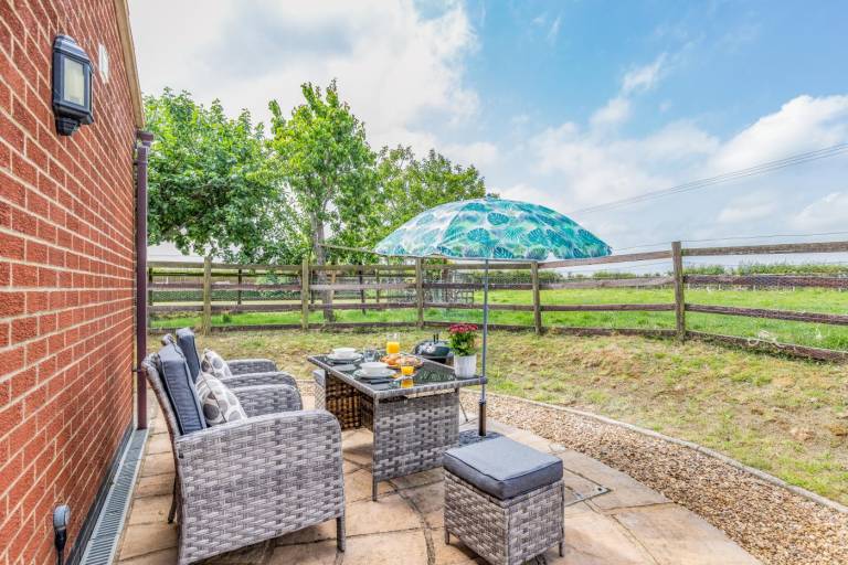 Cottage with grill & yard in Northampton