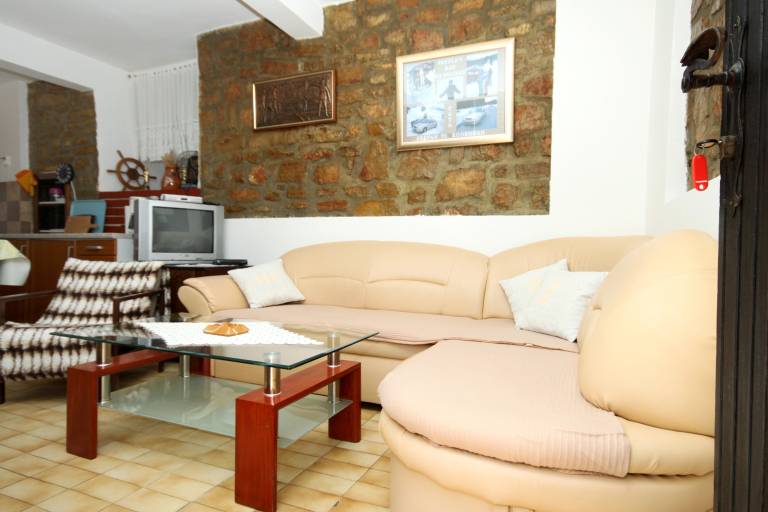 Holiday apartment with patio & barbeque — photo 4