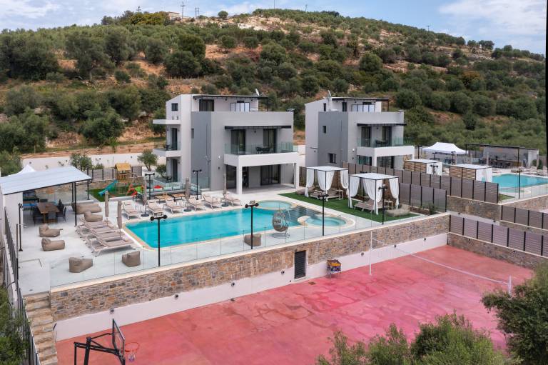 Villa with garden, patio & private pool — photo 4