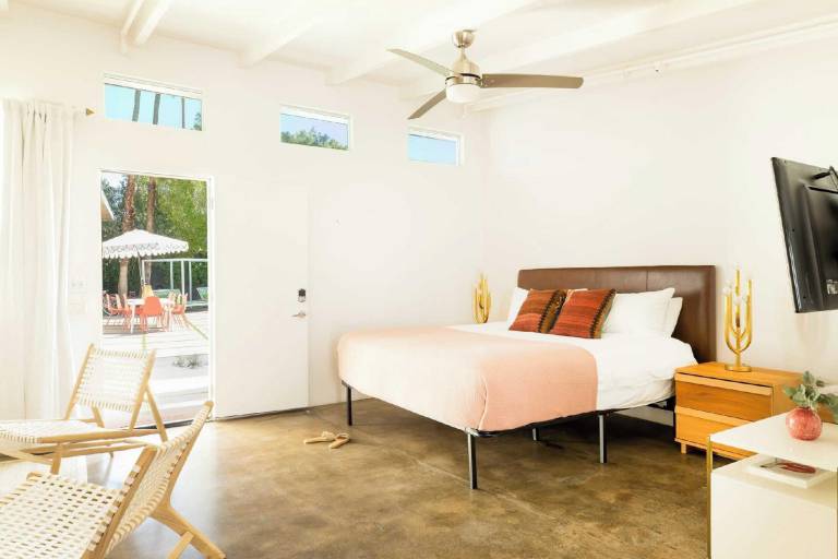 2 Rooms, Sleeps 8 Retro Hotel w/ Pool Wesley King Studio Buyout by Avantstay — photo 2