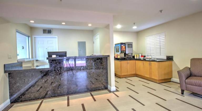 Burbank Inn and Suites — photo 3