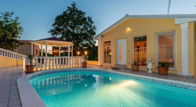 Villa with jacuzzi & pool | Pets allowed — photo 3