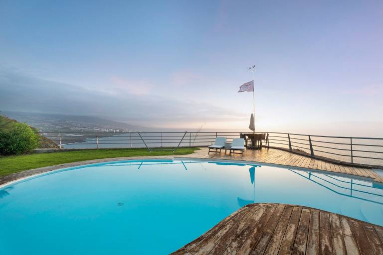 Vacation Home "Villa Bahía de Michel" with Sea View, Pool, Garden & Wi-Fi — photo 3