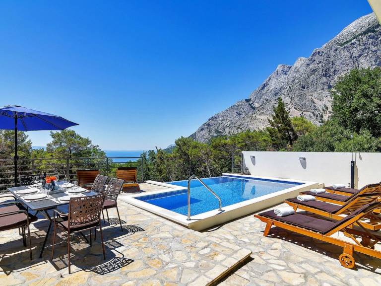 Vacation home with patio, private pool & garden | Nature view — photo 2