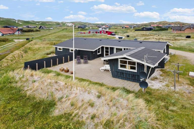 Vacation home with barbecue, sauna & hot tub in Hvide Sande