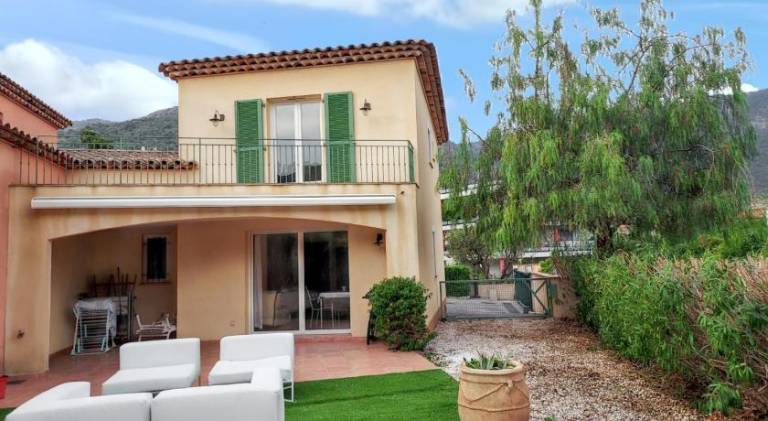 Maison de vacances confortable avec jardin et terrasse au Lavandou in Le Lavandou