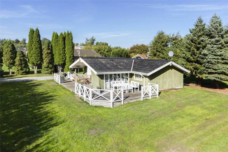 House with BBQ, patio & yard in Stege