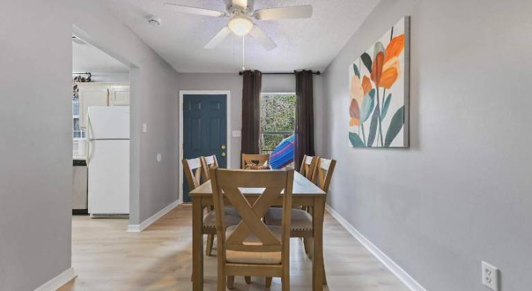 Sunset Getaway Spacious Retreat Near Beaches & Local Attractions — photo 3