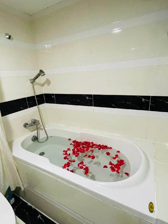 Apartment with jacuzzi & sauna | Near Notre-Dame Cathedral Basilica of Saigon | Suitable for remote work — photo 5
