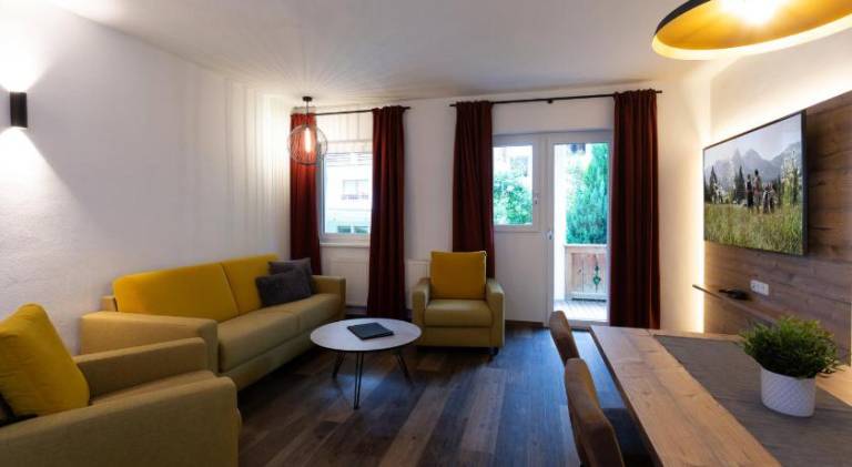Serviced apartment with yard, sauna & pool — photo 3