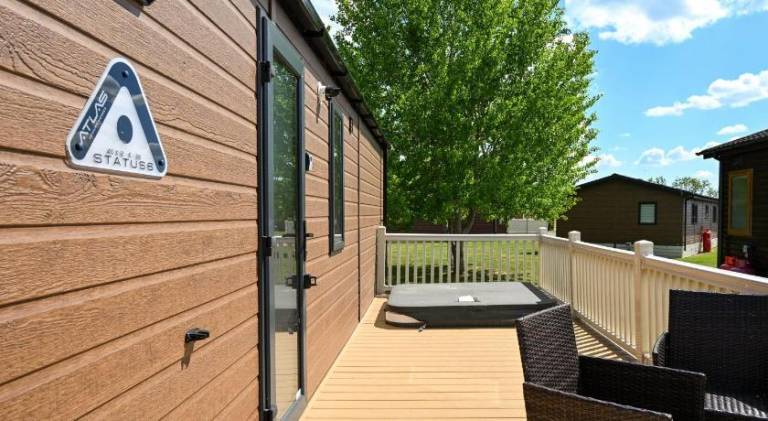 Lodge with patio, jacuzzi & yard | Pets allowed — photo 5
